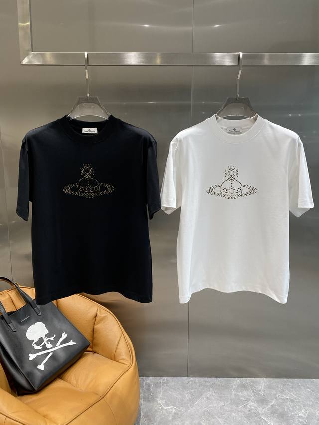 西太家 Vivienne Westwood短袖 夏日个性奢华之选 简约大气，标志性的土星图案以精致的烫钻工艺呈现，在光线下闪耀着独特光芒，奢华感与个性魅力拉满，