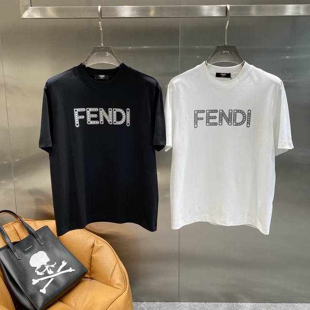 芬家 Fendi短袖 夏日奢华闪耀必备 “Fendi”字样以独特的钻饰风格呈现，在光线下闪耀夺目，奢华感扑面而来，每一个字母都彰显着品牌的高端与精致。面料柔软舒