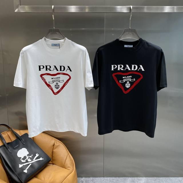 普家 Prada夏日时尚奢华新标杆 黑色的衣身经典又大气，“Prada”字样醒目又高级，搭配红色三角标元素，巧妙融合品牌特色，奢华感与时尚感拉满。面料质感上乘，
