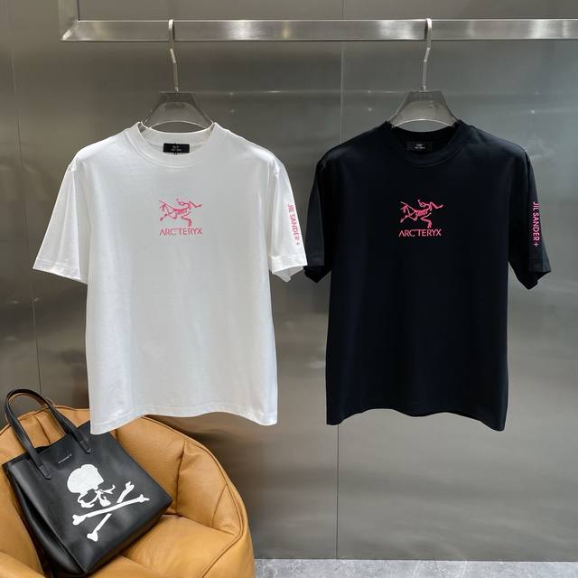 鸟家 始祖鸟联名黑T，夏日机能时尚必备 纯黑色调，简约又百搭，胸前亮眼的粉色品牌标志和图案，以及袖侧的联名标识，为整体增添了时尚感与独特性，S-Xxxl隔天