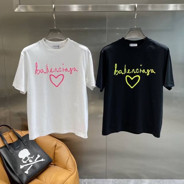 巴黎家 巴黎世家黑T，夏日潮流个性必备 简约又百搭，荧光绿的“Balenciaga”字样搭配爱心图案，瞬间点亮整体造型，个性又吸睛，走在街上回头率绝对爆表。面料