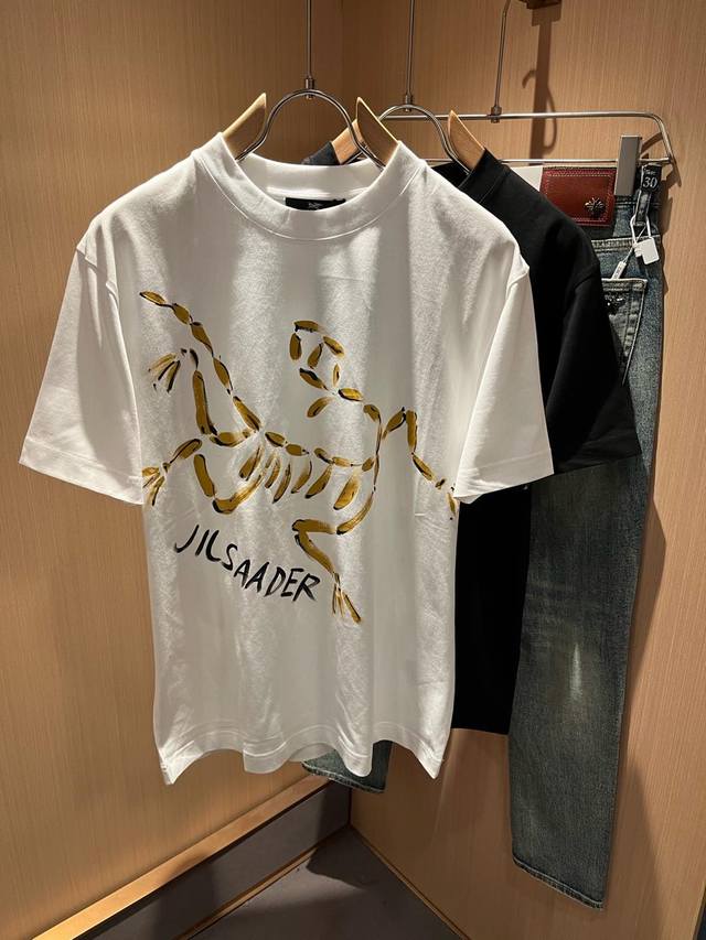 Arcter*X始*祖鸟 联名Jil Sander 2025春夏新款男女同款短袖T恤户外品牌可能大家第一想到的就是加拿大鹅、始祖鸟。给人一种标签试的感觉！除了在