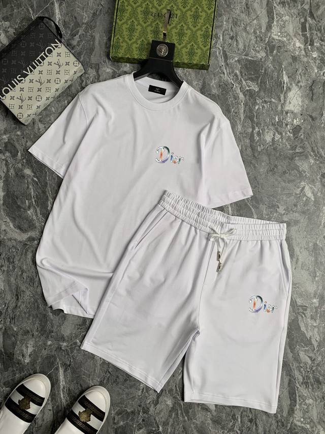 直 品牌 Dior迪奥 2025新款男士短袖短裤套装！官网同步销售！市面高端版本！手感细腻柔软！让你穿着更加舒适！立体裁剪版型超赞！尺码:M-5Xl 下单请报身