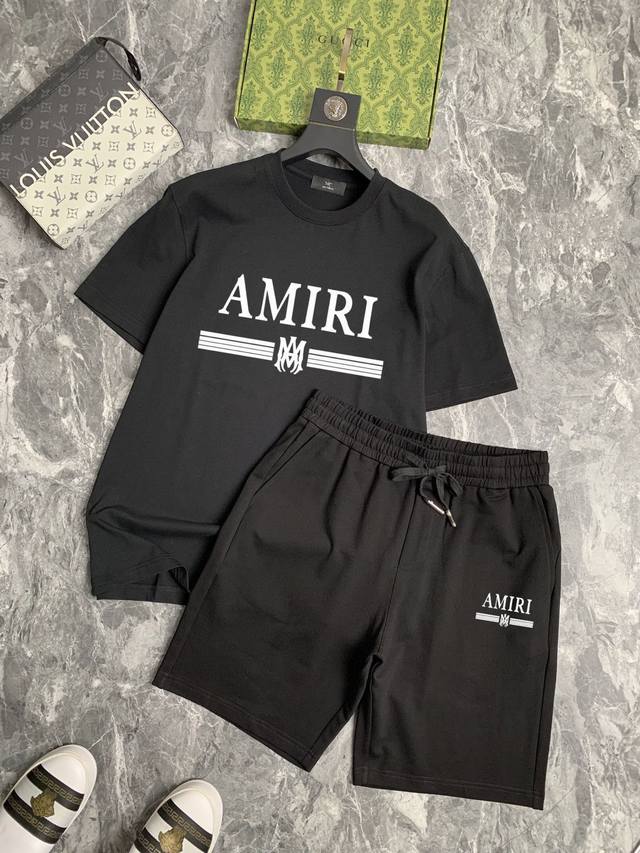 直 品牌 Amiri 2025新款男士短袖短裤套装！官网同步销售！市面高端版本！手感细腻柔软！让你穿着更加舒适！立体裁剪版型超赞！尺码:M-5Xl 下单请报身高