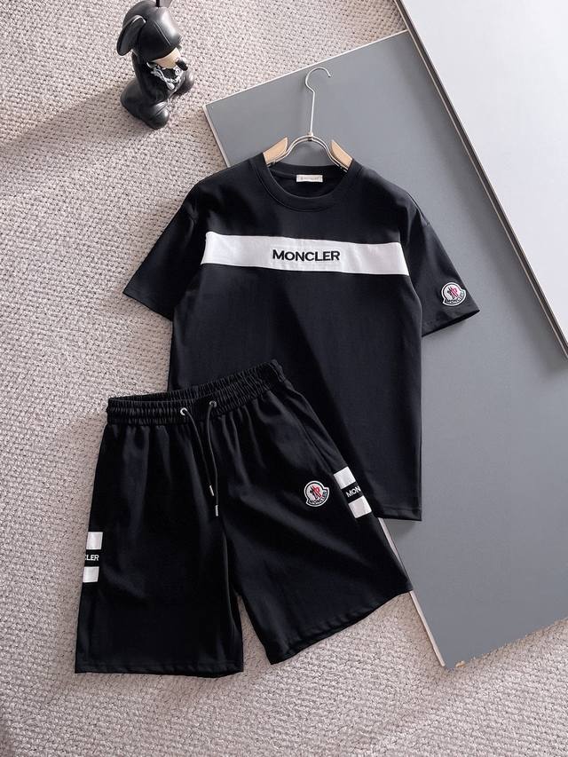 直 品牌 Moncler 蒙口 2025圆领短袖短裤套装 纯棉面料上身不会闷热，爽滑舒适的亲肤效果更加透气，面料自带肌理感 经典徽标工艺 独有的角度全新演绎 时
