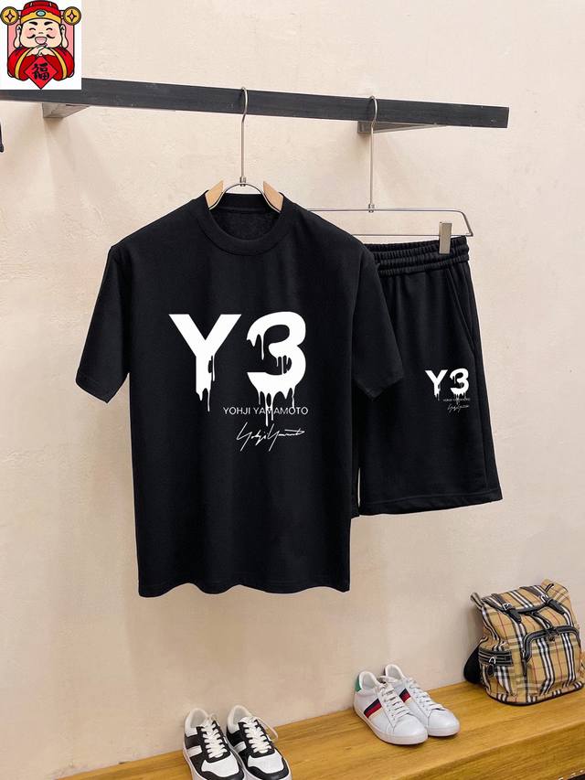 直 品牌 Y-3 2025新款男士短袖短裤套装！官网同步销售！市面高端版本！手感细腻柔软！让你穿着更加舒适！立体裁剪版型超赞！尺码:M-5Xl 下单请报身高体重