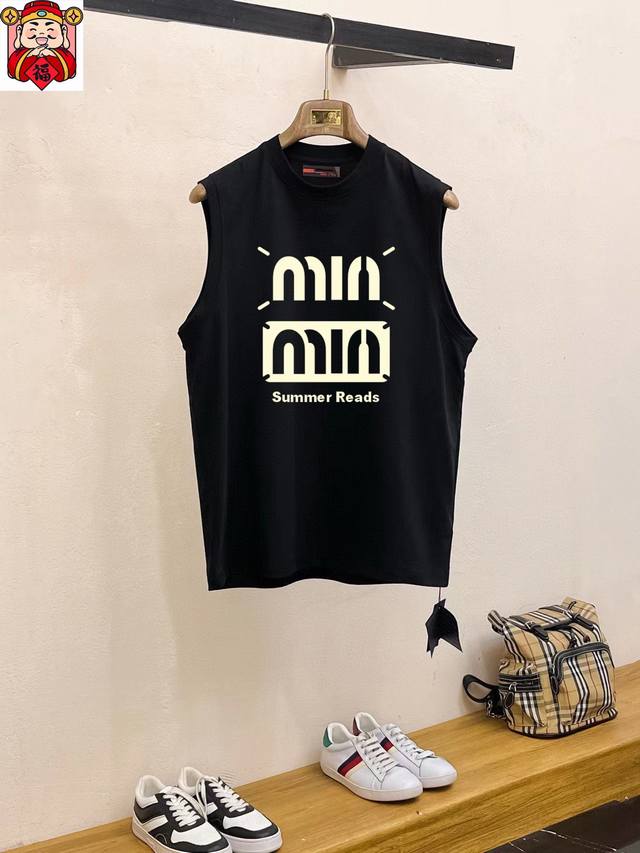 直 品牌 Miumiu 2025夏季新品背心T袖 经典简约款式 任何人都可以轻松驾驶 进口定制丝光棉面料 手软舒适有型 吸汗透气 ，胸前经典品牌字母Logo设计