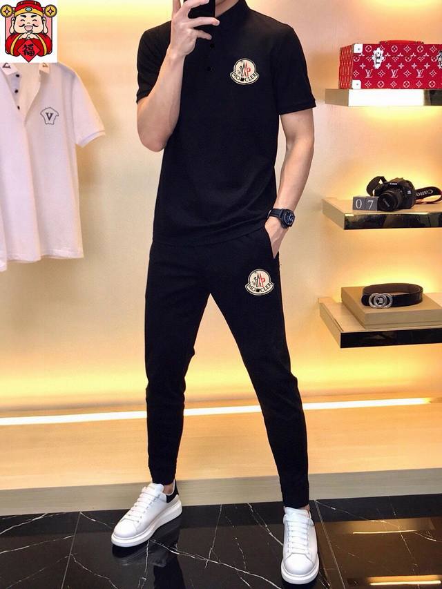 直 Moncler蒙口 2025官网同款.世界知名奢侈品牌.夏季男士高品质货翻领套装 采用进口原单面料 ，当季时尚潮流款，百搭爆款。简洁大方，精密的车工，让您走