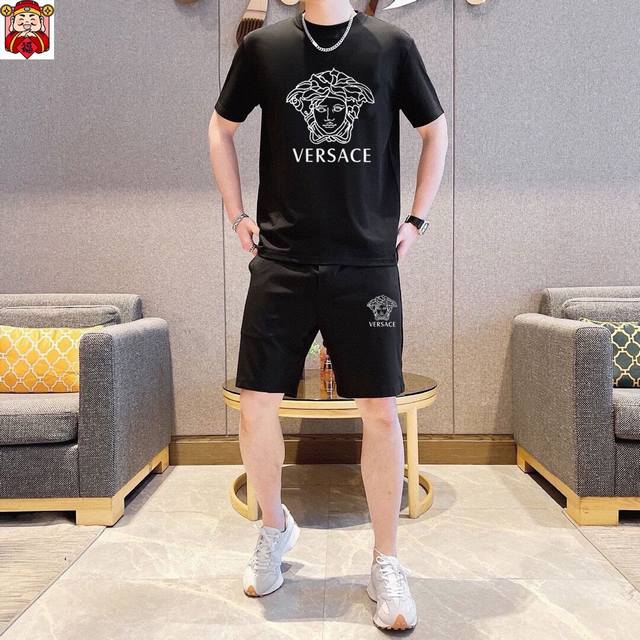 直 品牌 Versace范思哲 2025新款男士短袖短裤套装！官网同步销售！市面高端版本！手感细腻柔软！让你穿着更加舒适！立体裁剪版型超赞！尺码:M-5Xl 下