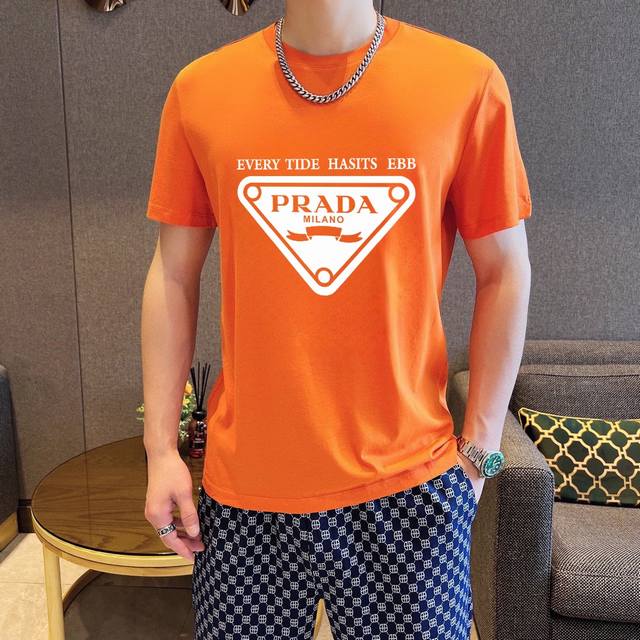 直 品牌 Prada普拉达 胖子福音 原单男士休闲短袖T恤，2025春夏新品，定制胸前顶级Logo 工艺、搭配整件细节 品质及剪裁设计都堪称一流，定制进口丝光棉