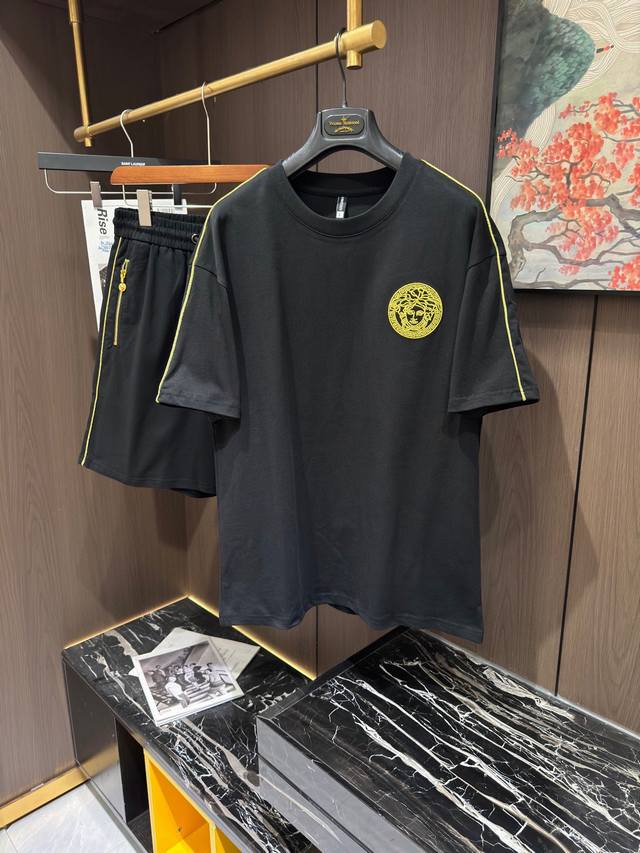 直 品牌 Versace 范思哲 2025圆领短袖短裤套装 纯棉面料上身不会闷热，爽滑舒适的亲肤效果更加透气，面料自带肌理感 经典徽标工艺 独有的角度全新演绎