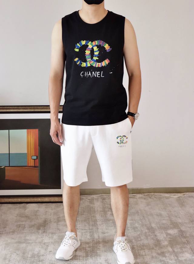 直 品牌 Chanel香奈儿 2025春夏季新品背心套装，经典简约款式 任何人都可以轻松驾驶 进口定制丝光棉面料 手软舒适有型 吸汗透气 ，胸前经典品牌字母Lo