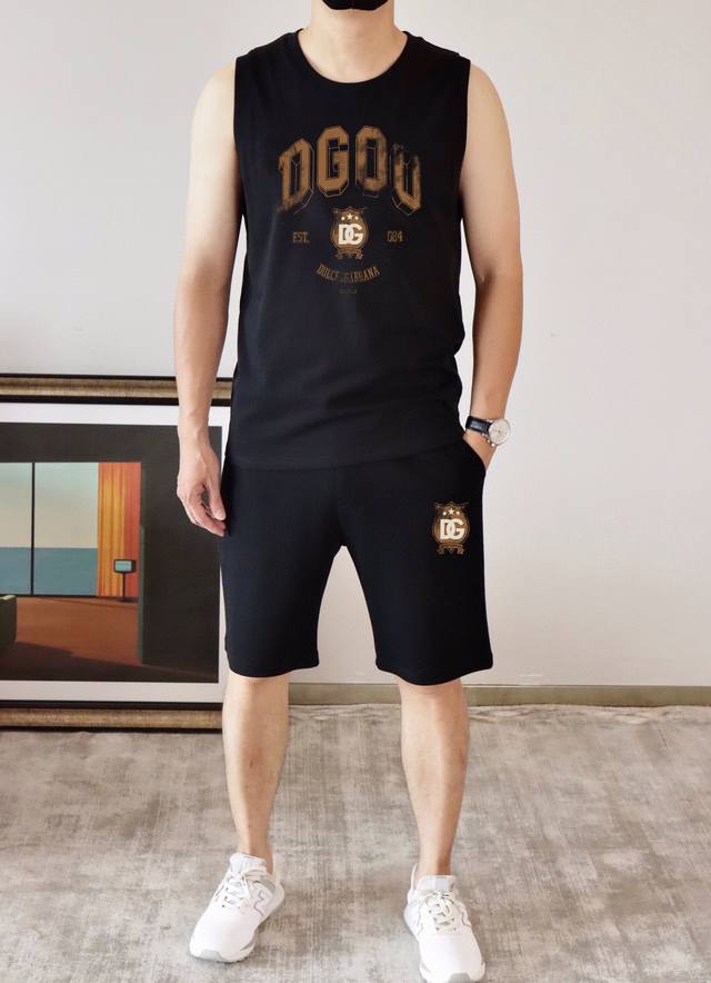 直 品牌 D&G杜嘉班纳 2025春夏季新品背心套装，经典简约款式 任何人都可以轻松驾驶 进口定制丝光棉面料 手软舒适有型 吸汗透气 ，胸前经典品牌字母Logo