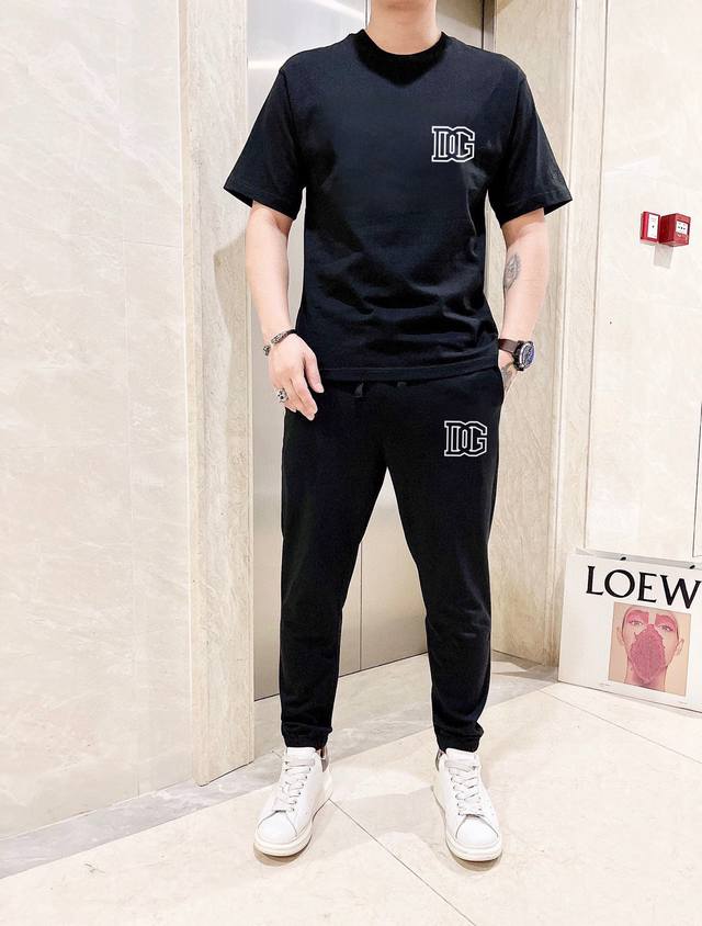 直 D&G杜嘉班纳 胖子福音 2025官网同款.世界知名奢侈品牌.夏季男士 双丝光 高品质货套装 采用进口原单面料 ，当季时尚潮流款，百搭爆款。简洁大方，精密的