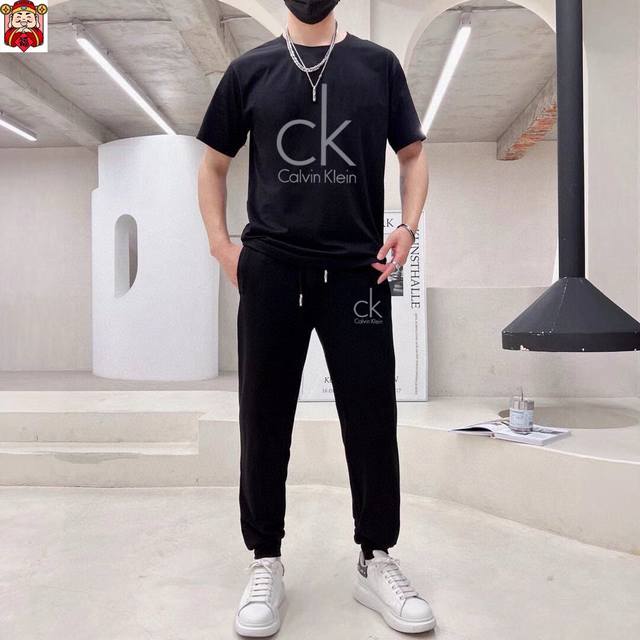 直 Ck 胖子福音 2025官网同款.世界知名奢侈品牌.夏季男士 双丝光 高品质货套装 采用进口原单面料 ，当季时尚潮流款，百搭爆款。简洁大方，精密的车工，让您