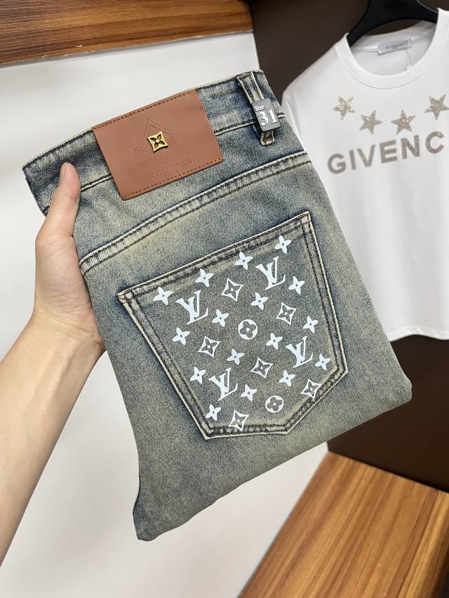Lv 2025夏季新品 欧洲站男士商务休闲牛仔裤 当商务遇上休闲，当经典碰撞时尚，2025年春季，我们为您带来全新欧洲站男士商务休闲牛仔裤！ 精选高品质面料，柔
