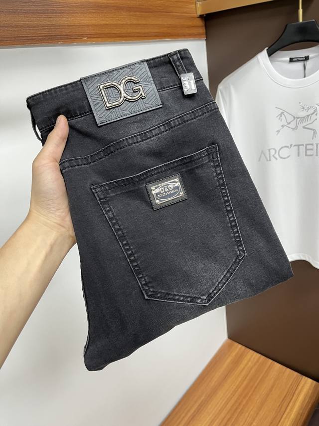 Dg 2025夏季新品 欧洲站男士商务休闲牛仔裤 当商务遇上休闲，当经典碰撞时尚，2025年春季，我们为您带来全新欧洲站男士商务休闲牛仔裤！ 精选高品质面料，柔