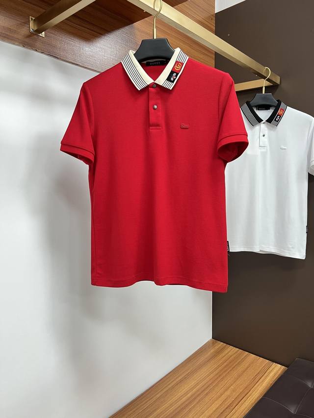 古奇 2025夏季经典的Polo领设计，搭配简洁的单排扣，线条利落流畅，巧妙修饰颈部线条，彰显优雅绅士格调。左胸处精致的品牌标识，采用无痕压胶工艺，细腻而平整，