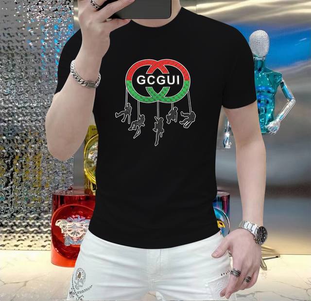 古奇 这个夏天，让肌肤感受极致的温柔与舒适！ 全新男士夏季圆领蚕丝棉短袖T恤，现已优雅登场！ 精选优质蚕丝棉，柔软透气，轻盈贴合，让你在炎炎夏日也能保持清爽自在