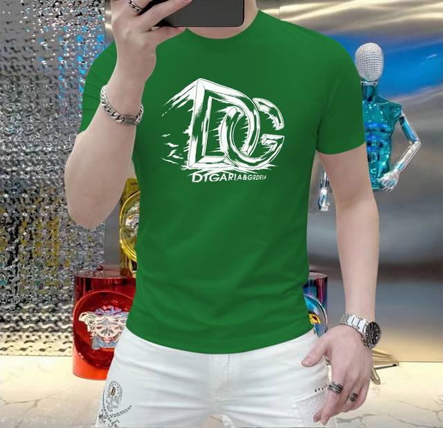 Dg 这个夏天，让肌肤感受极致的温柔与舒适！ 全新男士夏季圆领蚕丝棉短袖T恤，现已优雅登场！ 精选优质蚕丝棉，柔软透气，轻盈贴合，让你在炎炎夏日也能保持清爽自在