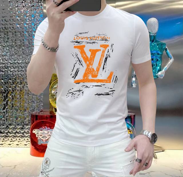 Lv 这个夏天，让肌肤感受极致的温柔与舒适！ 全新男士夏季圆领蚕丝棉短袖T恤，现已优雅登场！ 精选优质蚕丝棉，柔软透气，轻盈贴合，让你在炎炎夏日也能保持清爽自在