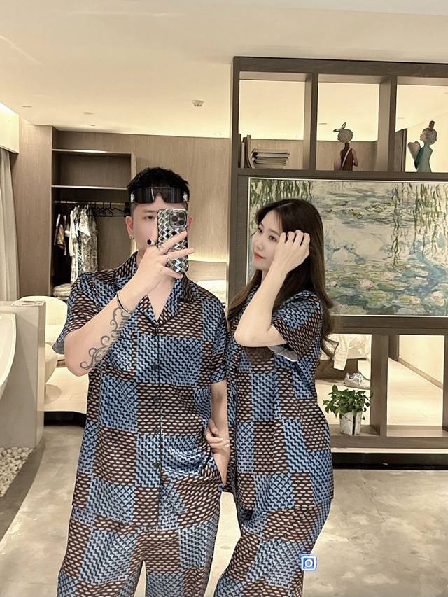 Lv 情侣款 2025夏季新款 家居服 睡衣 套装，专柜定制冰丝面料 透气舒适度高，细节无可挑剔，品牌元素设计理念，体现高品质。手感细腻柔软！呈现休闲裁剪，上身