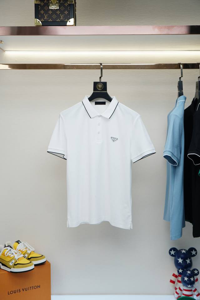 普拉达-Prada 商务休闲通勤款,渠道精品唯美主义的英式裁剪艺术尽显男士魅力风采. 25春夏 专属标识Polo衫短袖T恤 经典的翻领裁剪工艺从未停止.既不单调