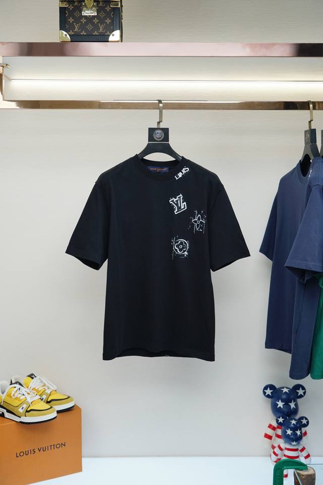 Lv 路易威登，2025春夏系列新品 男士丝光平纹棉质短袖T恤，这款短袖体恤采用柔软的丝光面料制成，标准版型裁剪，品牌字母Logo刺绣点缀，配以罗纹领口，领造型