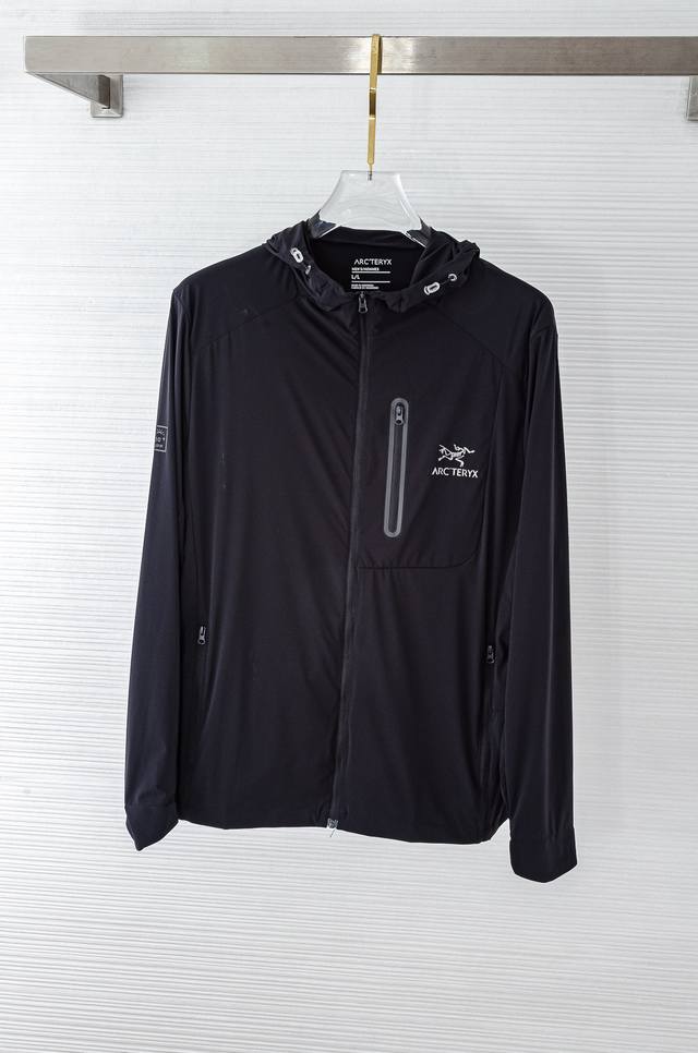 Arc‘Teryx 始祖鸟 男士连帽夹克防晒服#全新户外轻薄防晒外套上线，整体超前时髦的设计，打破设计师以往的传统风格面料采用100%聚酯纤维成分打造，手感轻薄