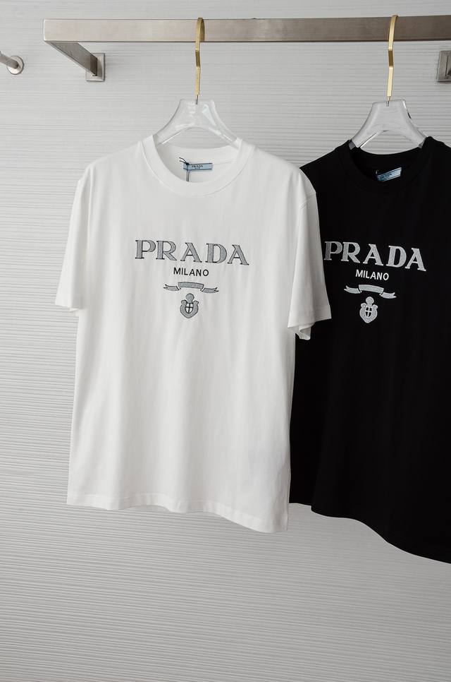 Prada 普拉达 25Ss新款短袖T恤#宽松版型不挑身材 搭配圆领设计 上身毫无束缚感，时尚经典圆领设计！高级定制百搭款式，任何人都可以轻松驾驭 采用顶级舒适