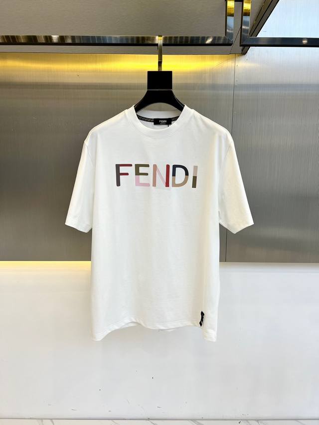 Fendi芬迪、2025春夏新品发售新品短袖T恤。采用进口欧棉面料，温儒柔软 细腻柔软 上身自然是舒适 凉爽，印花Logo图案撞色时尚立体。颜色十分清晰，非常的