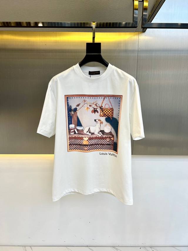 Lv、2025早春手绘印花标识徽章圆领短袖T恤。客供精纺针织棉面料,手感质感顺滑细腻,轻薄透爽,内外兼具的裁剪工艺,时刻保持足够完美的造型.别具一格的手绘Log