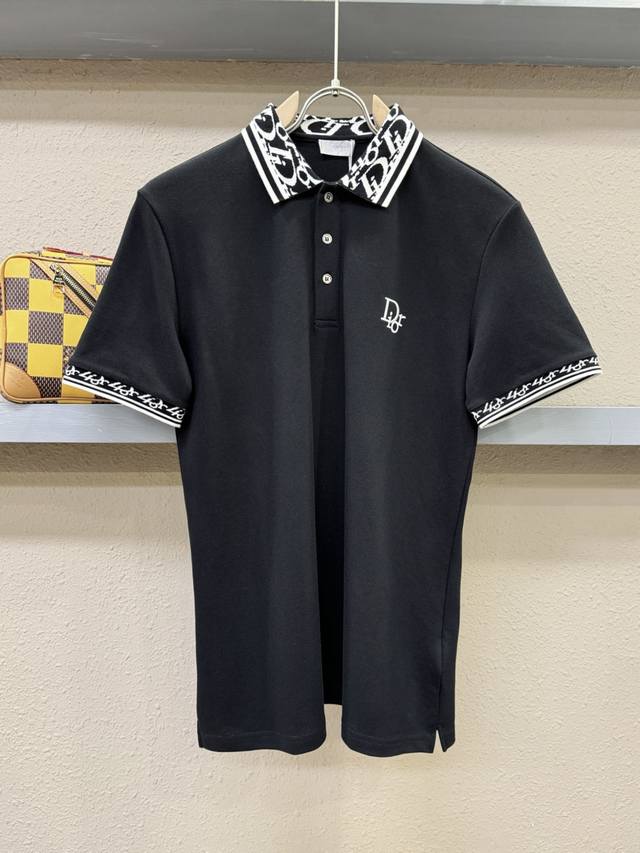 Dior迪奥 2025官方春夏新款 专柜同步上市 男士翻领短袖Polo衫，高端主线系列，进口丝光珠地棉面料，质感一流，亲肤性极佳，触感丝滑细腻，时尚三扣开合门襟