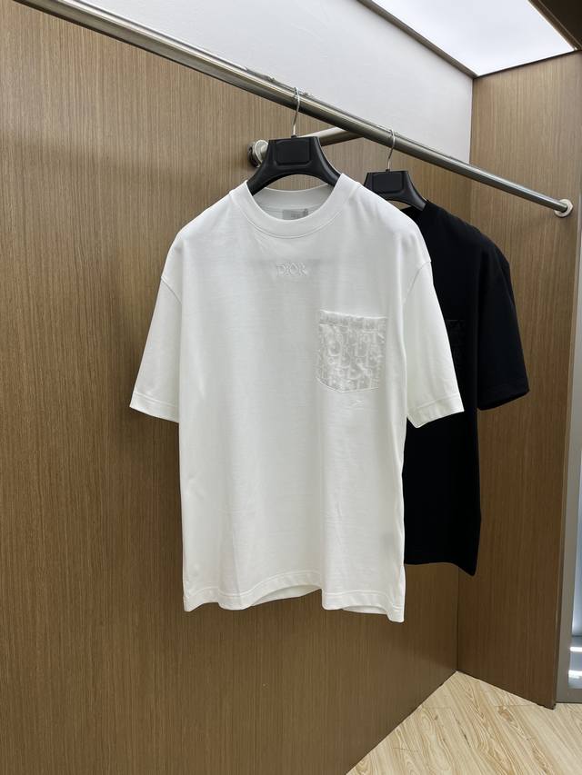 新款 Cd 高端定制 2025春夏新款首发专柜最新款短袖圆领T恤 高端订制 设计前卫时尚！品牌Logo重工艺设计 高端定制丝光云朵棉面料.手感柔软.穿着舒适.专