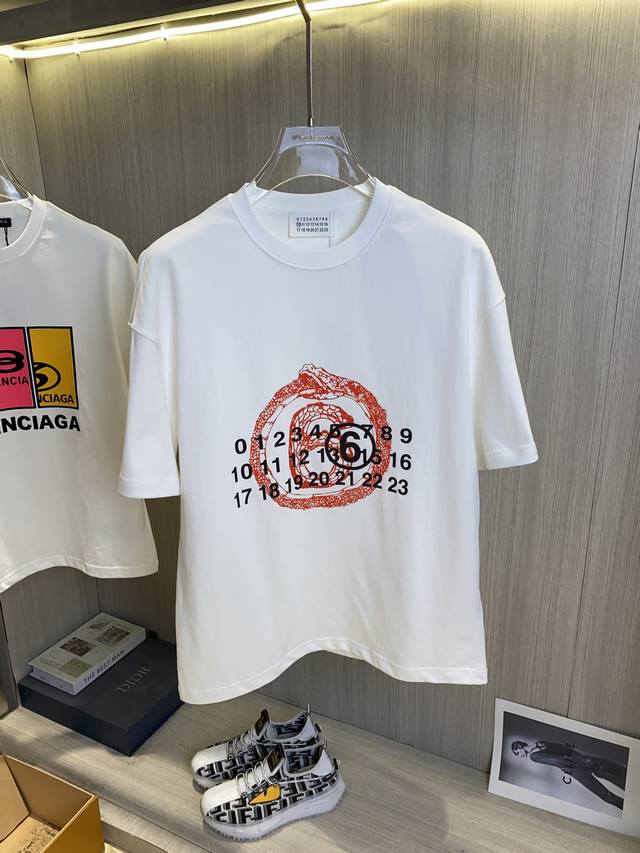 Mm6马吉拉 2025春夏新款高克重重磅圆领短袖出货啦！！ 春夏出门必备款 定制高克重纯棉面料 搭配当下流行重工工艺 做工走线精细 面料上身舒适 三标齐全 超帅
