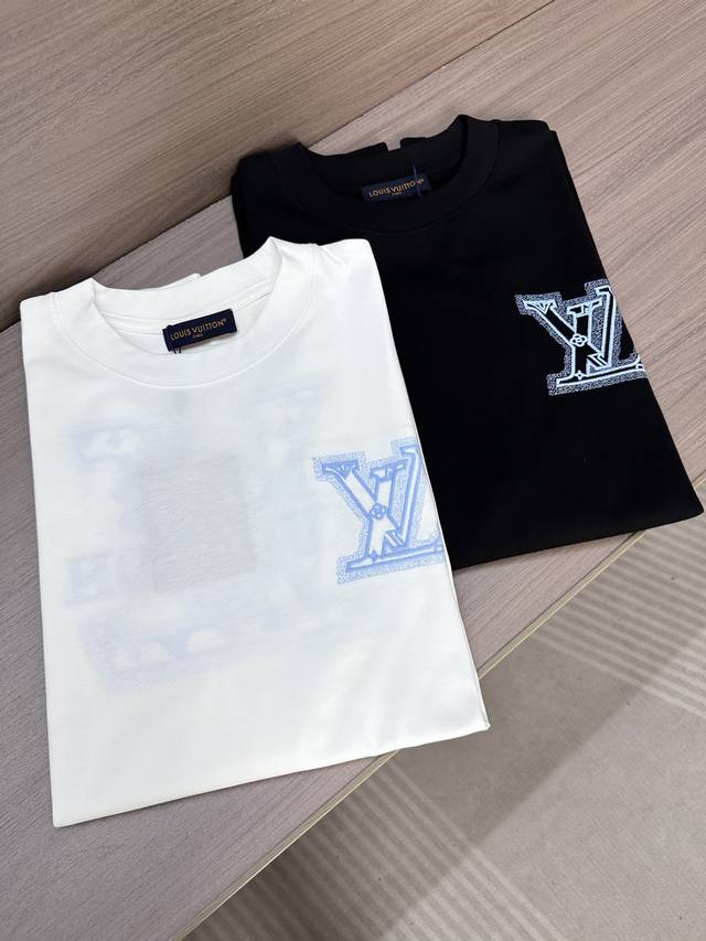 Lv驴家25Ss夏季最新款短袖圆领T恤 高端订制 设计前卫时尚！品牌字母Logo重工艺设计 高端定制240克面料.手感柔软.穿着舒适.专柜级别精致车线. 颜色：