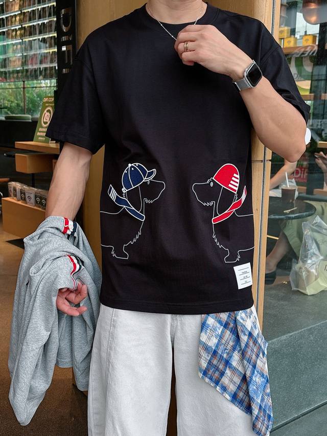 Tb。春夏新款首发专柜最新款短袖圆领T恤 高端订制 设计前卫时尚！品牌Logo重工艺设计 高端定制230克面料.手感柔软.穿着舒适.专柜级别精致车线.做工精细.