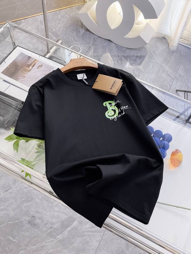 巴宝莉 重磅推荐！2025Ss夏装新品 专柜在售 最新系列图案Logo短袖T恤 必须人手一件的节奏！进口顶极精梳棉面料，极为亲肤舒适 摸上去非常的细腻，质感很好