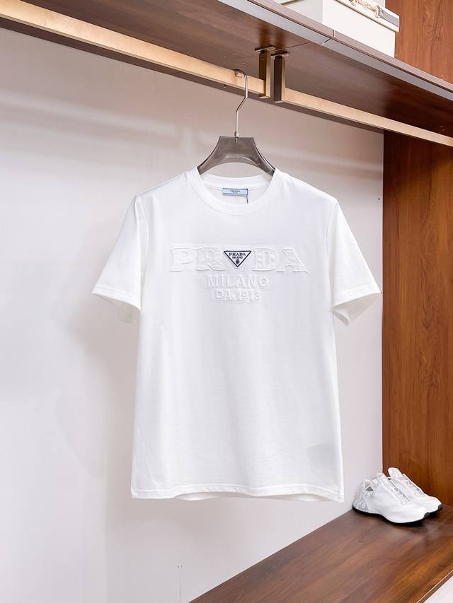 普拉达 新品 2025Ss春夏 男女情侣款 经典图标设计 短袖T恤简约的时尚元素设计凸显精简,隶属今夏高颜值单品. 客供优质针织棉面料,手感顺滑细腻,着身的透气