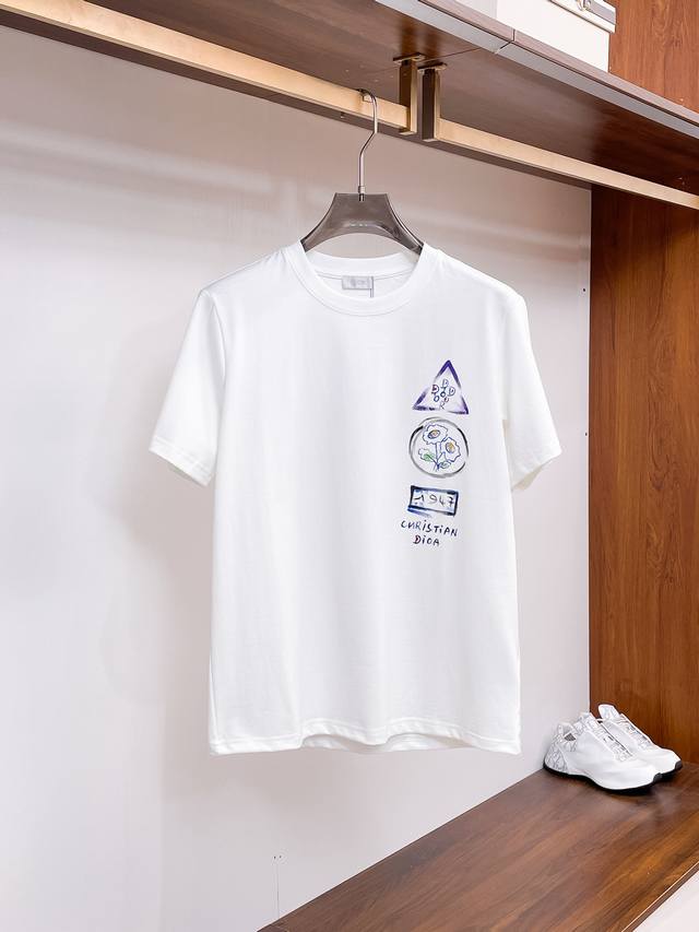 迪奥 新品 2025Ss春夏 男女情侣款 经典图标设计 短袖T恤简约的时尚元素设计凸显精简,隶属今夏高颜值单品. 客供优质针织棉面料,手感顺滑细腻,着身的透气舒