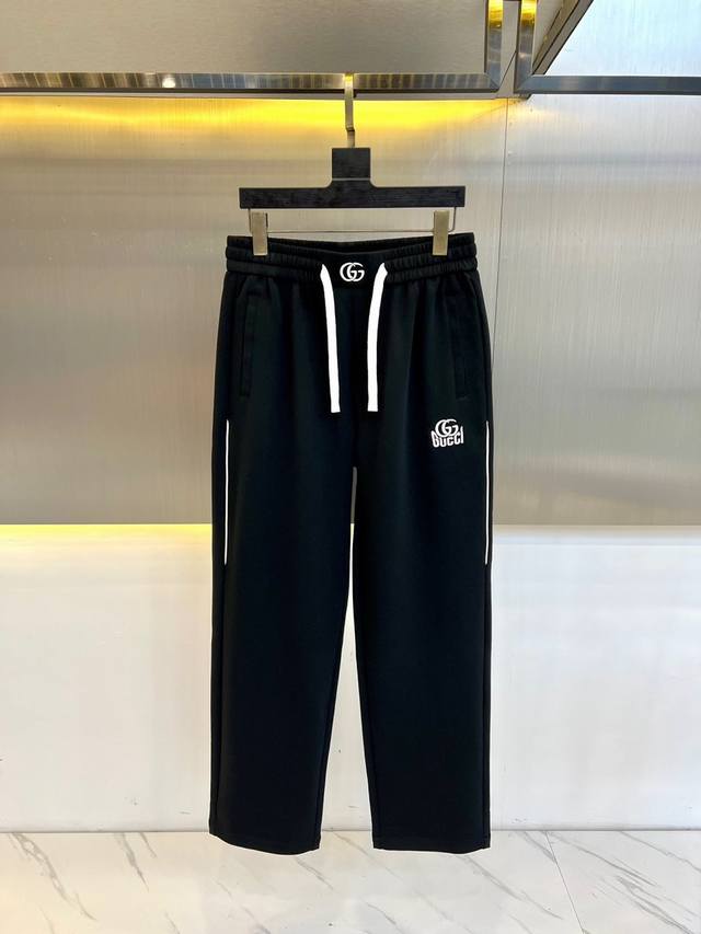 Gucc古驰、25S春夏新款休闲直筒运动卫裤，一件百搭卫裤，简约又有腔调 整条休闲裤的设计风格简洁时尚，中克重棉质加厚运动裤，面料也很重磅100%纯棉成分的，厚
