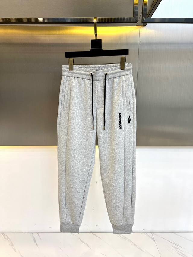 Ba巴黎世家、25S新品男士抽绳运动卫裤，全新发布新款定制，细节一丝不苟，打造出了常青树的百看不腻以及舒适百搭。休闲运动裤作为随时随地男人都能穿搭的时尚单品之一