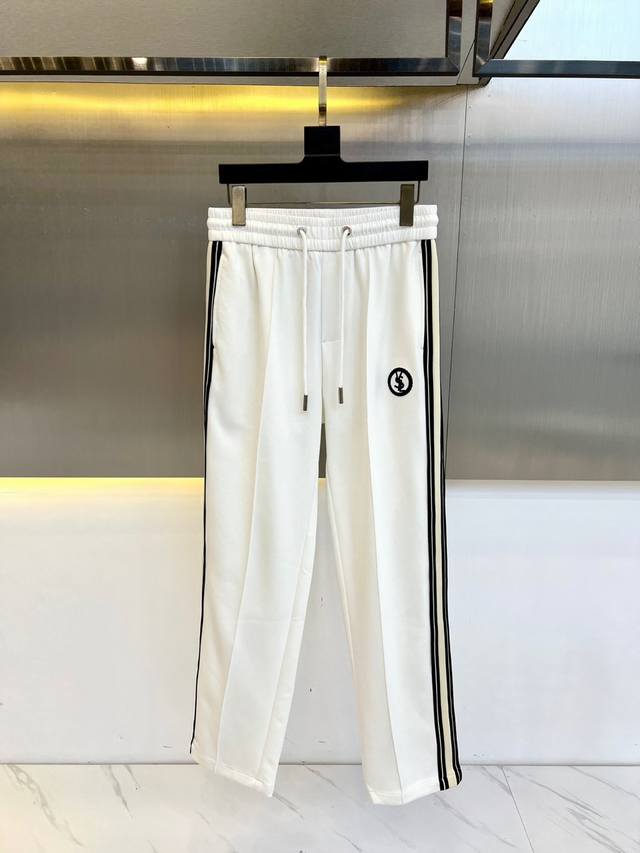 Ysl圣罗兰、25新款休闲直筒裤.极具代表性的马吉拉织带新品休闲裤装，经典复古理念重塑了街头运动风格裤线.上身效果Nice.优选莫斯科百分百高密度罗纹棉面料.手