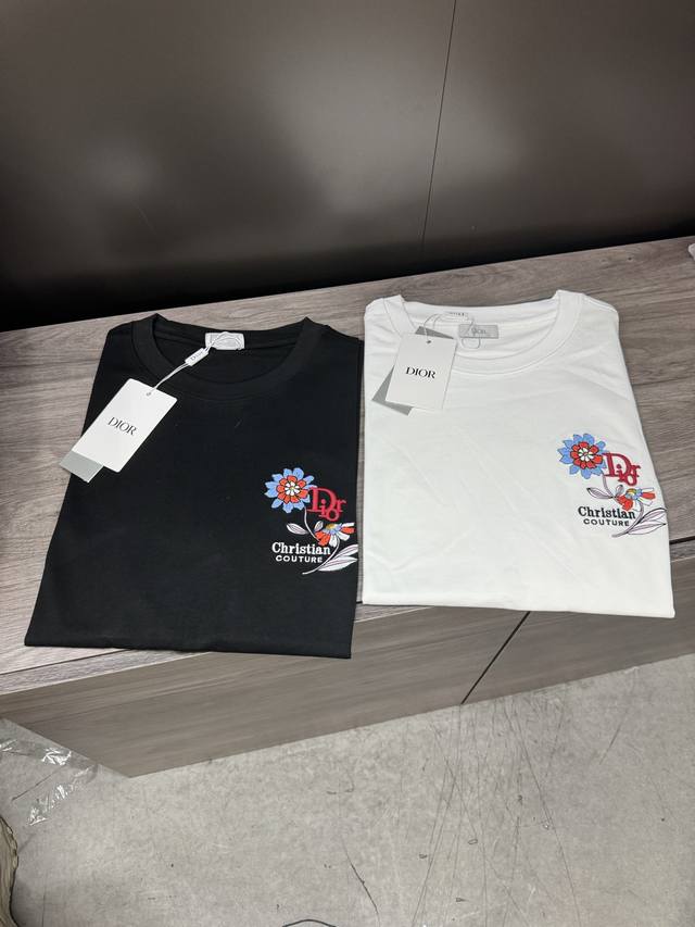 圆领短袖 定制面料整体上色泽较鲜明和光亮，手感顺滑揉软，悬垂感特强，质地自然柔软、贴身超级舒服，悬垂感特强码数:S-Xxl U