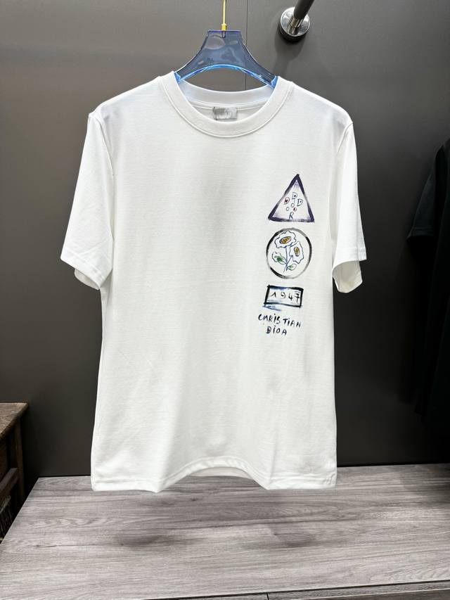 人工手绘工艺时尚单品设计，更加时尚舒适，高标准定制，上身非常有型，客供辅料，客供进口高档面料质感非常细腻，细节工艺精湛考究，塑造性极高的一款单品，任何时装都可以