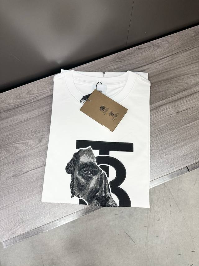 Ss春夏新款首发专柜最新款短袖圆领T恤 高端订制 设计前卫时尚！品牌Logo重工艺设计 高端定制240克面料.手感柔软.穿着舒适.专柜级别精致车线.颜色：黑色。