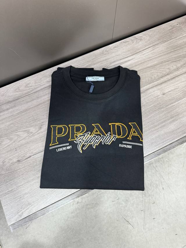 Prada 普拉达2025春夏新款短袖T恤设计Logo设计无性别主义的情侣混穿款式，打开全新的时装新韵味尺码:S- Xxl Wm