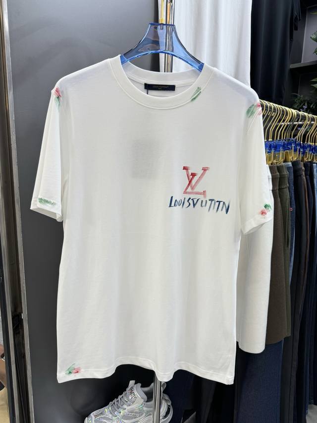 Louis Vuitton路易威登Logo字母涂鸦手绘短袖T恤三标齐全采用冰丝索罗娜面料螺纹领口不松垮 高温固色通肩拉条工艺。男女同款 Size: M-Xxxl