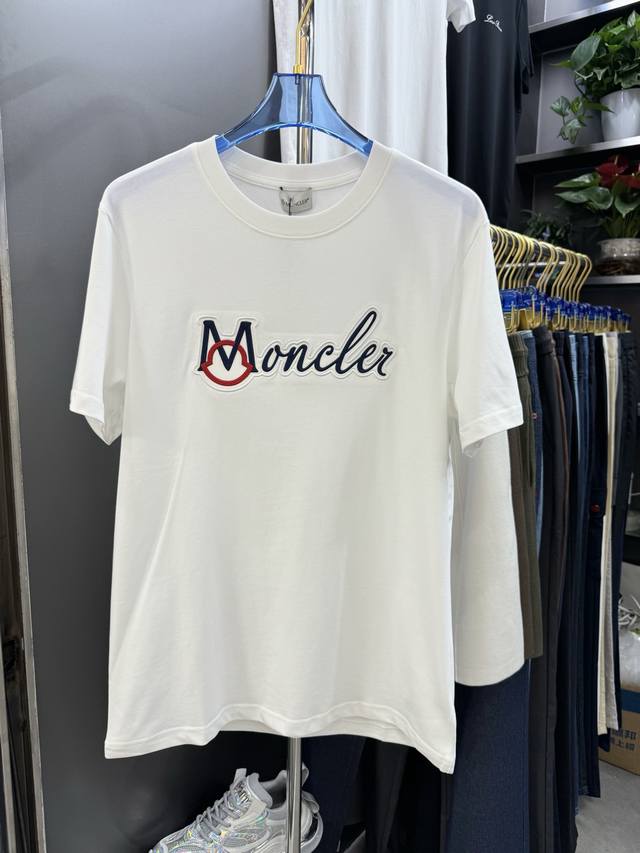 Mon蒙口、2025S春夏新款新标字母Logo宽松显瘦休闲圆领短袖T恤。纯棉高支数面料整体的触感极为舒适，亲肤效果也是极佳。整体宽松的版型配置，更具青春运动风格