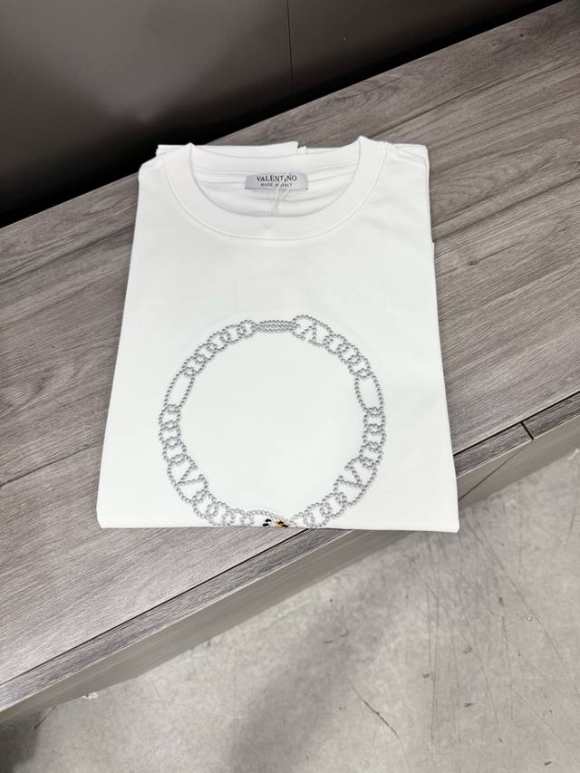 短袖T恤官网同步高端品质定制顶级纯棉面料，顶级大厂制作，时尚大牌重工艺 Logo设计，手感柔软细腻穿着亲肤舒适百搭休闲上身非常赞帅气 潮男必备品颜色:黑色，白色